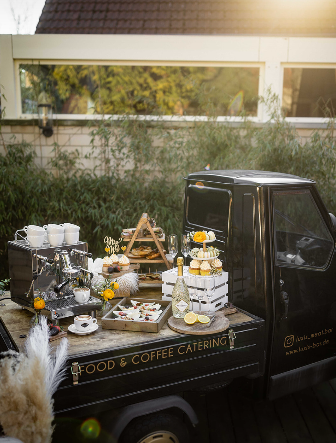 Goldi Ape mit Kaffeebar im Garten