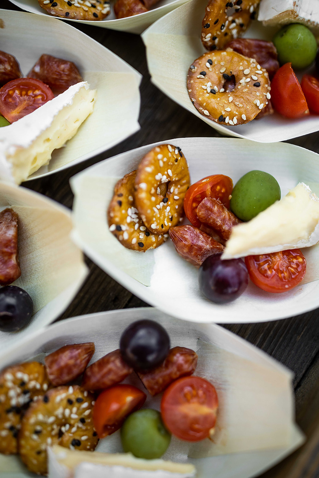 Antipasti-Schälchen mit Brie, Trauben & Salami